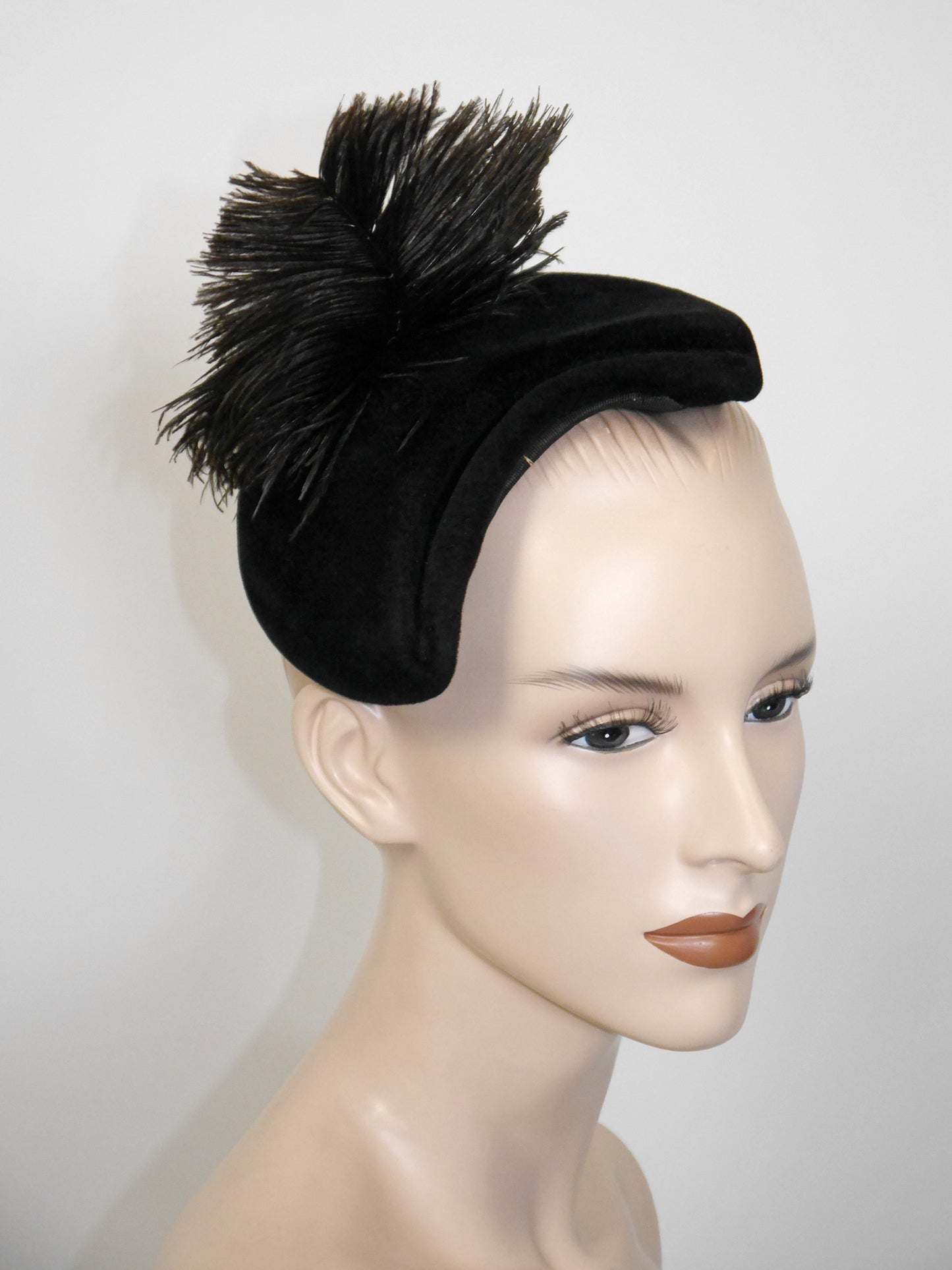 CHRISTIAN DIOR 1940s 1950s Vintage Dark Brown Velvet Hat w/ Ostrich Feather