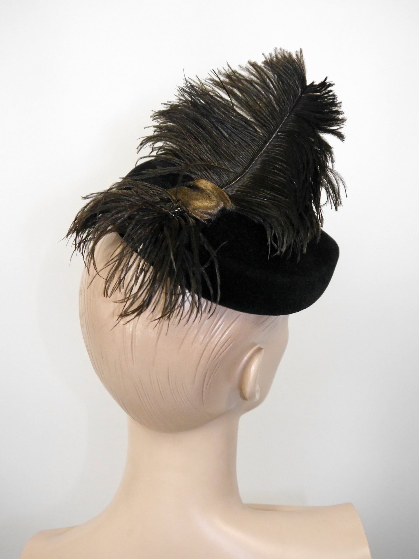CHRISTIAN DIOR 1940s 1950s Vintage Dark Brown Velvet Hat w/ Ostrich Feather