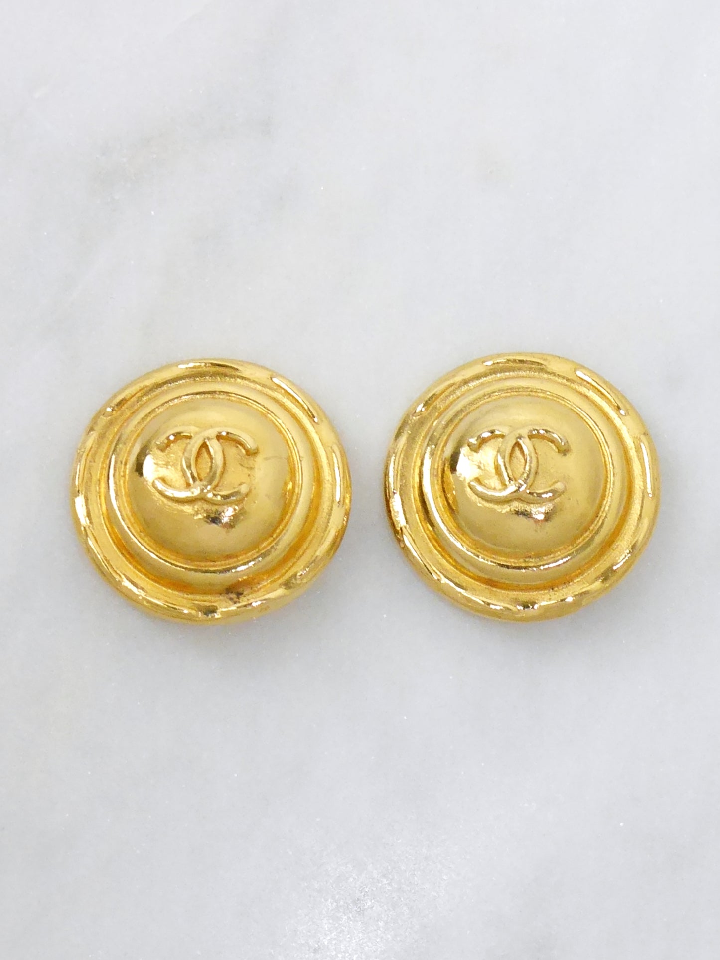 CHANEL 1980s Vintage CC Logo Clip-On Earrings Gold Tone Metal