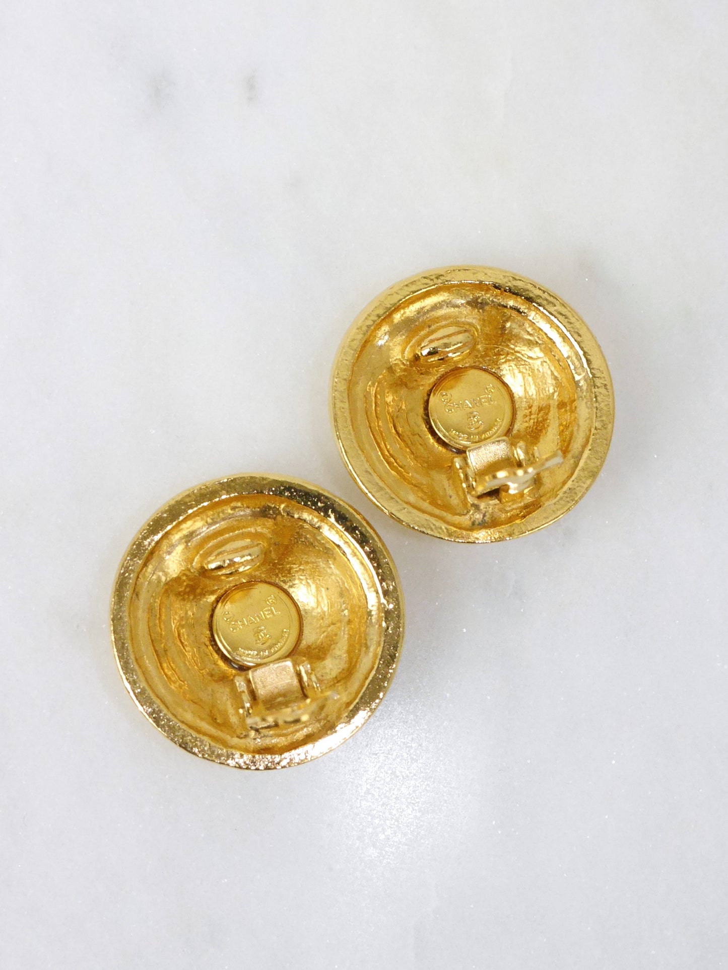 CHANEL 1980s Vintage CC Logo Clip-On Earrings Gold Tone Metal