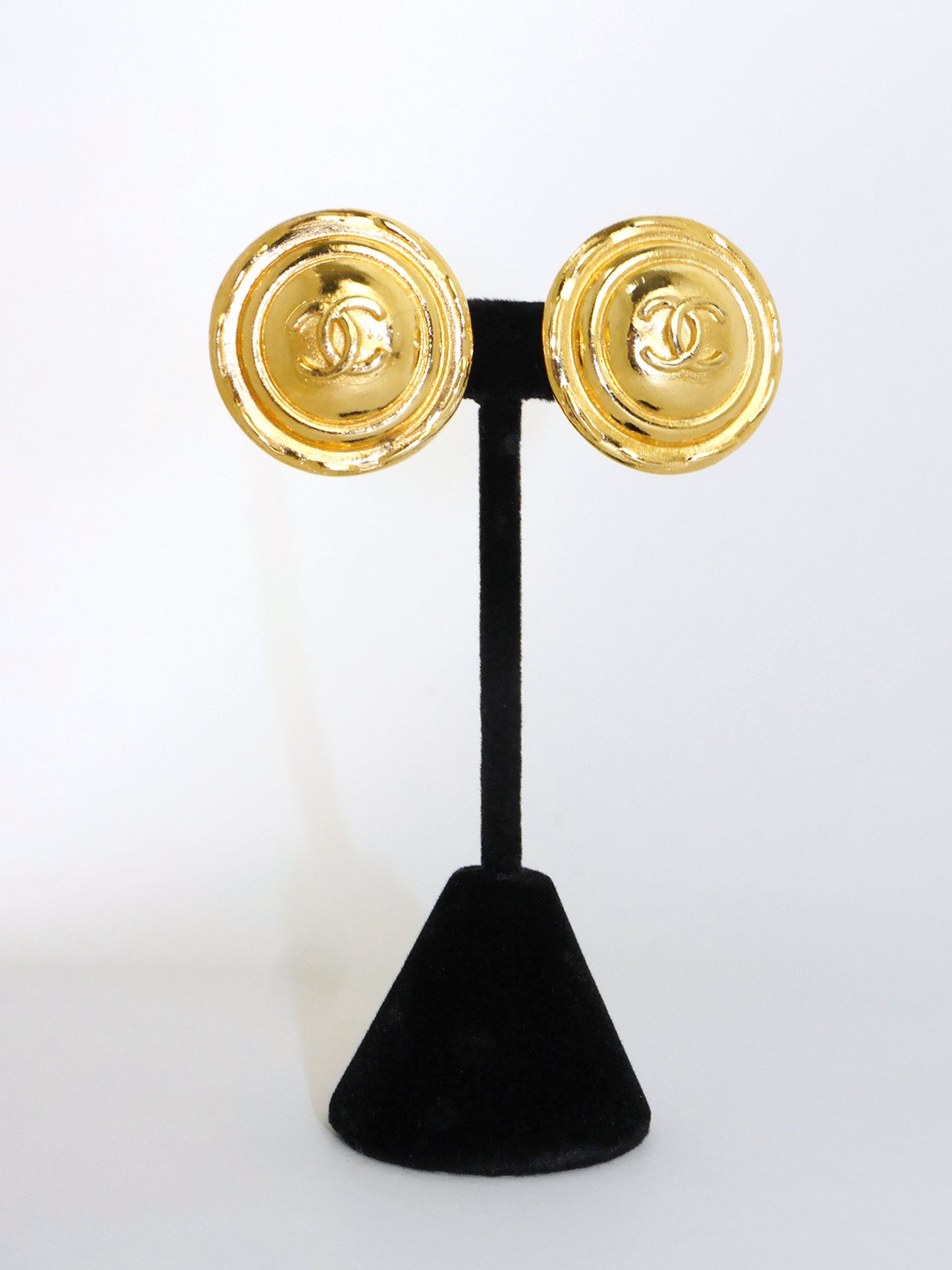 CHANEL 1980s Vintage CC Logo Clip-On Earrings Gold Tone Metal