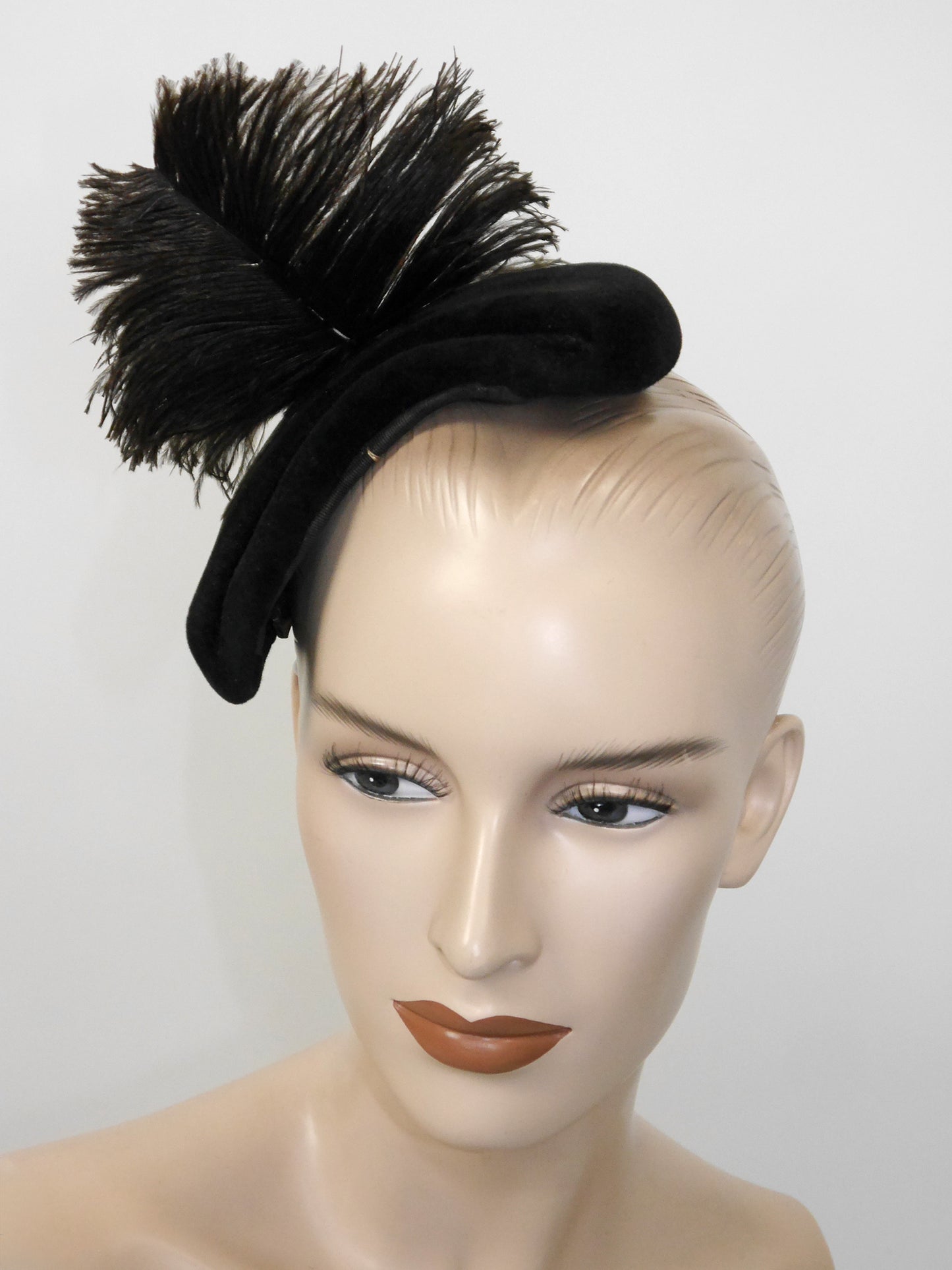 CHRISTIAN DIOR 1940s 1950s Vintage Dark Brown Velvet Hat w/ Ostrich Feather